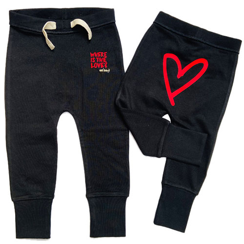 WHERE IS THE LOVE? Baby Sweatpants mit Herz aus Bio-Baum­wolle (schwarz) Bild